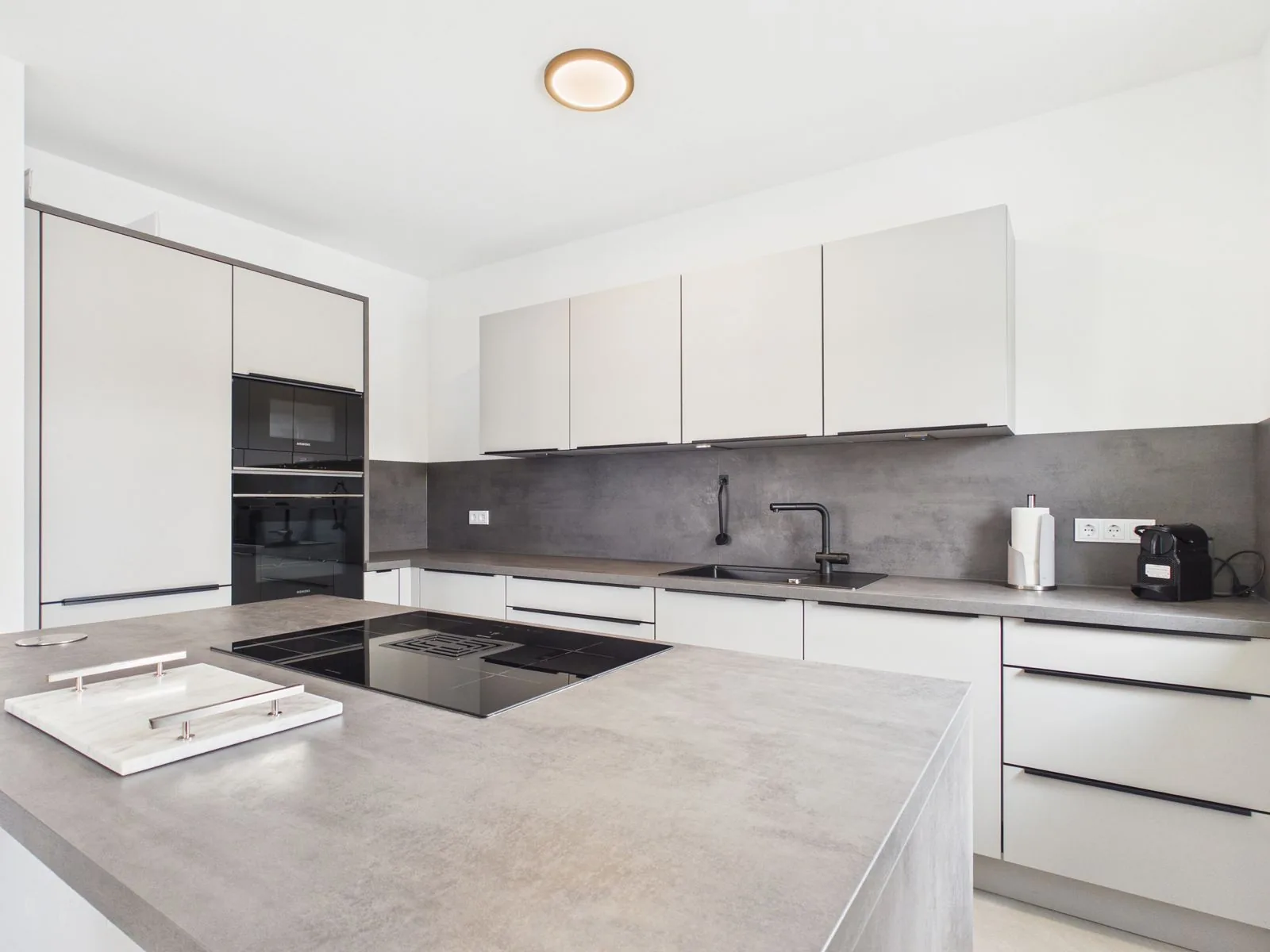 Full modern kitchen, Large Family Residence