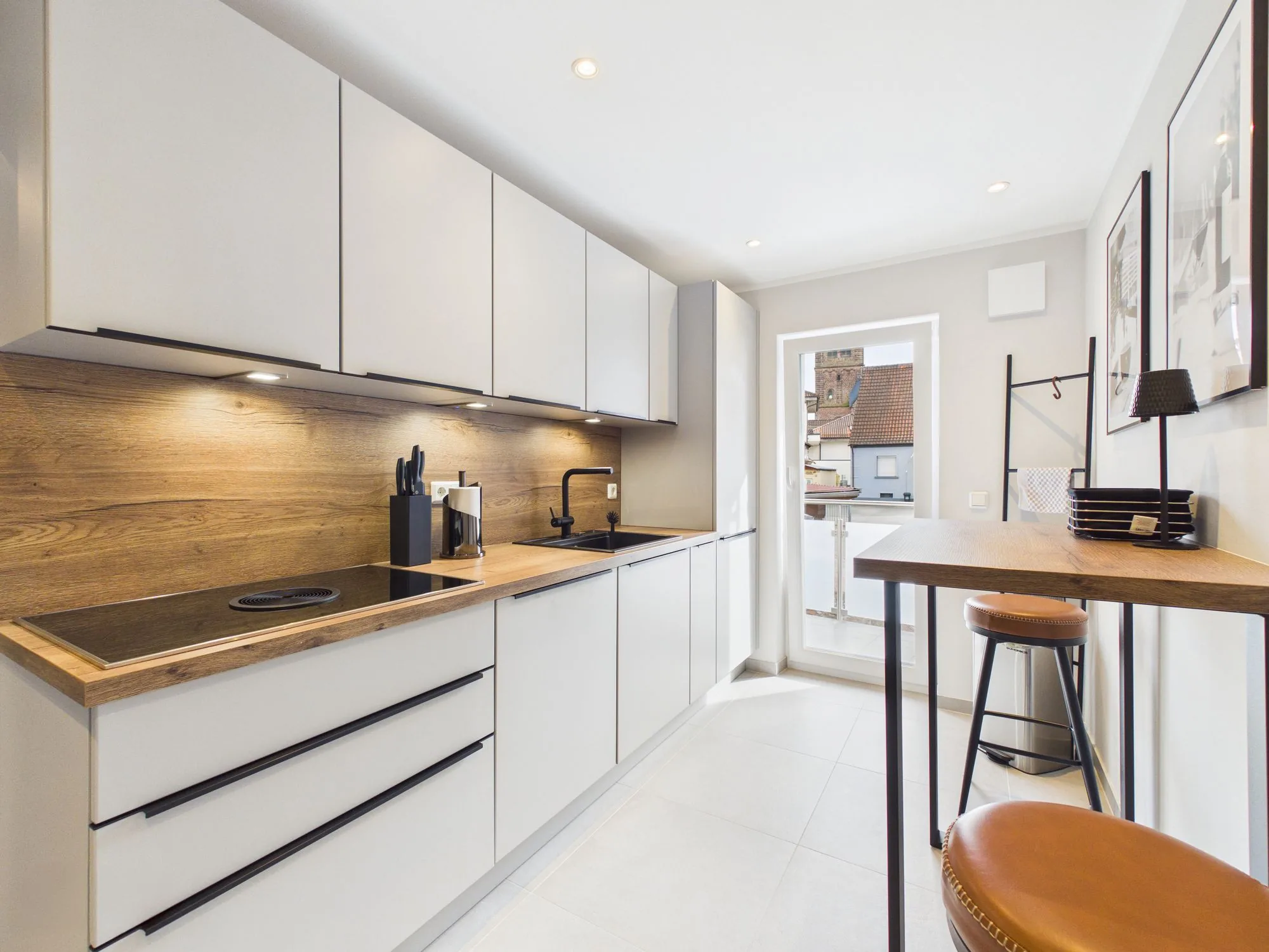Kitchen with breakfast bar, Central Comfort Residence