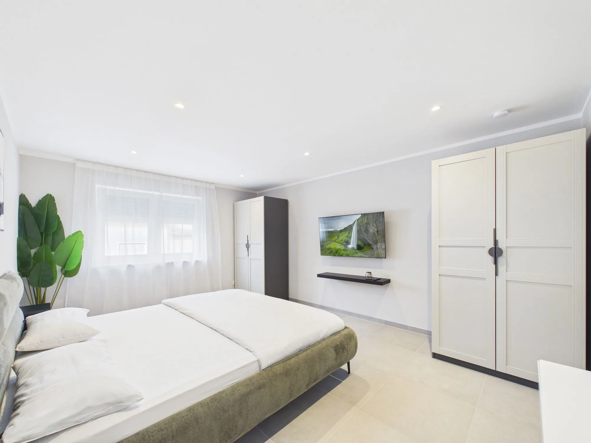 Bedroom with smart TV, Central Comfort Residence